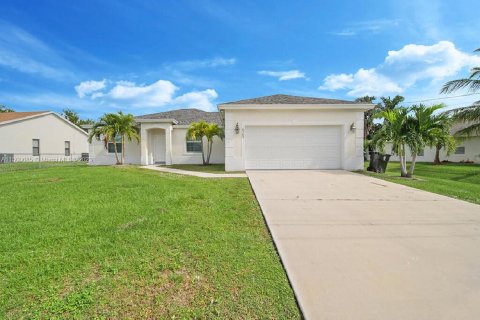 House in Port St. Lucie, Florida 4 bedrooms, 184.78 sq.m. № 887841 - photo 1