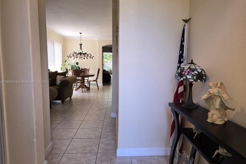 House in Miami, Florida 4 bedrooms, 194.82 sq.m. № 1333355 - photo 2