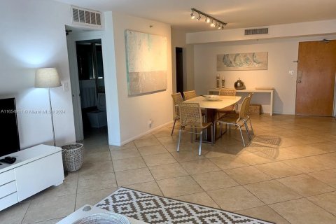 Condominio en alquiler en Surfside, Florida, 1 dormitorio, 79.9 m2 № 1351885 - foto 11