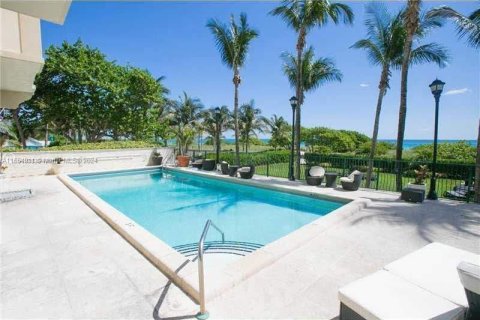 Condominio en alquiler en Surfside, Florida, 1 dormitorio, 79.9 m2 № 1351885 - foto 17