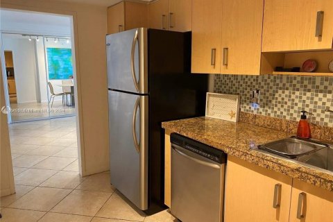 Condo in Surfside, Florida, 1 bedroom  № 1351885 - photo 8