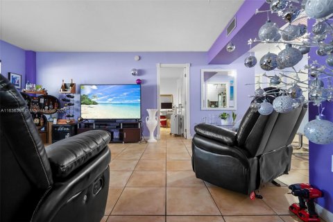 Condo in Lauderhill, Florida, 2 bedrooms  № 1306075 - photo 8