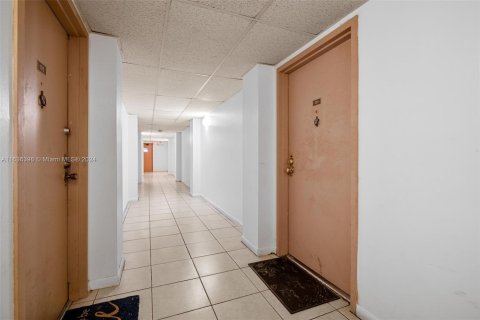 Condo in Lauderhill, Florida, 2 bedrooms  № 1306075 - photo 4