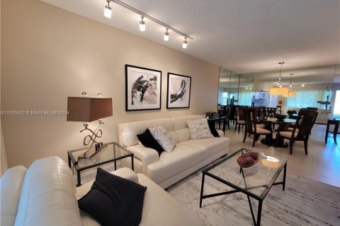 Condominio en venta en Lauderhill, Florida, 2 dormitorios, 83.98 m2 № 1188218 - foto 14