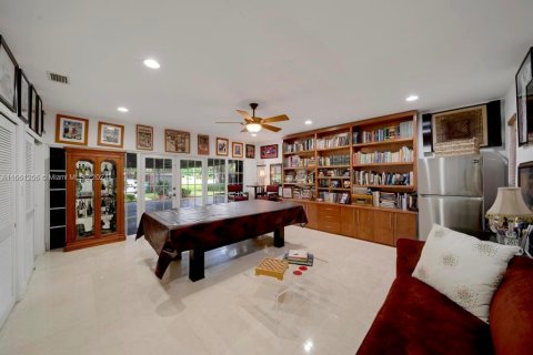 House in Miami, Florida 4 bedrooms, 263.56 sq.m. № 1372596 - photo 18