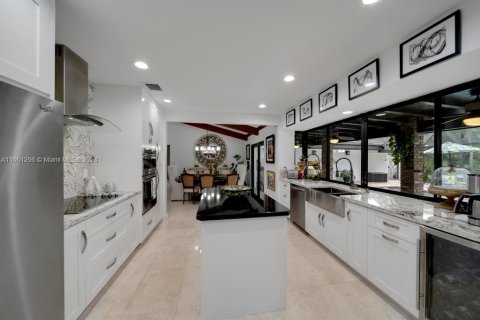 House in Miami, Florida 4 bedrooms, 263.56 sq.m. № 1372596 - photo 8