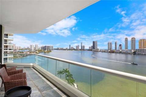 Condominio en venta en Aventura, Florida, 3 dormitorios, 239.69 m2 № 1135199 - foto 2