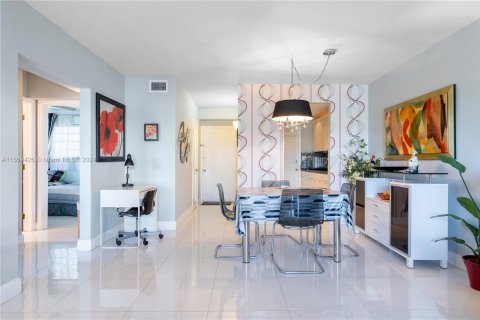 Condo in North Miami Beach, Florida, 2 bedrooms  № 1386045 - photo 9