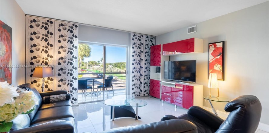 Condo in North Miami Beach, Florida, 2 bedrooms  № 1386045