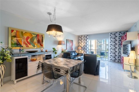 Condo in North Miami Beach, Florida, 2 bedrooms  № 1386045 - photo 2