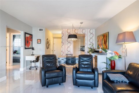 Condo in North Miami Beach, Florida, 2 bedrooms  № 1386045 - photo 5