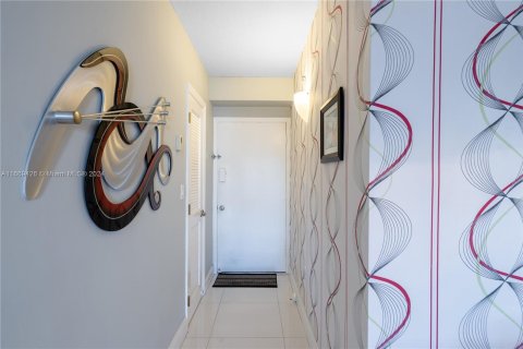 Condo in North Miami Beach, Florida, 2 bedrooms  № 1386045 - photo 11