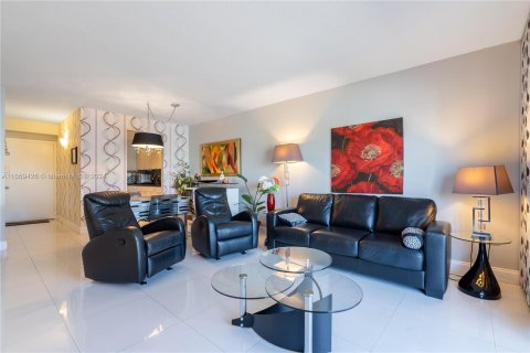 Condo in North Miami Beach, Florida, 2 bedrooms  № 1386045 - photo 4