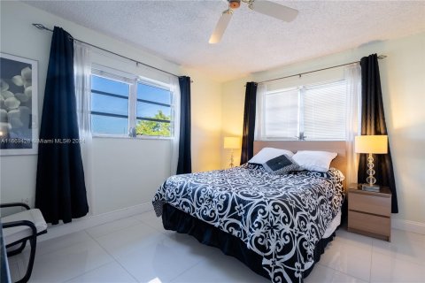 Condo in North Miami Beach, Florida, 2 bedrooms  № 1386045 - photo 14