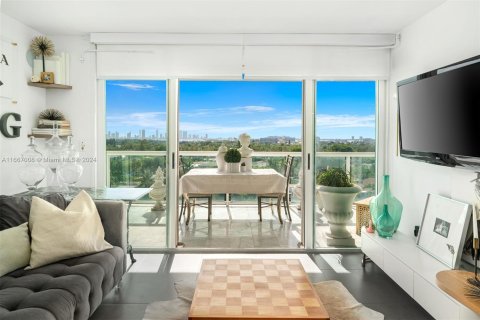 Condo in Miami Beach, Florida, 2 bedrooms  № 1381924 - photo 2