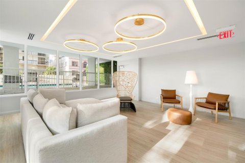 Condo in Miami Beach, Florida, 2 bedrooms  № 1381924 - photo 27