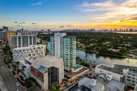 Condo in Miami Beach, Florida, 2 bedrooms  № 1381924 - photo 29