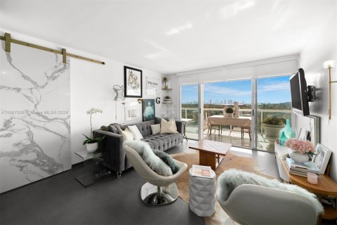 Condo in Miami Beach, Florida, 2 bedrooms  № 1381924 - photo 3