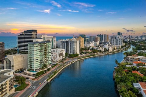 Condo in Miami Beach, Florida, 2 bedrooms  № 1381924 - photo 28