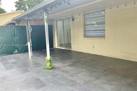 House in Fort Lauderdale, Florida 2 bedrooms, 102.19 sq.m. № 1381811 - photo 12