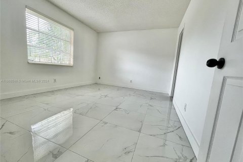 House in Fort Lauderdale, Florida 2 bedrooms, 102.19 sq.m. № 1381811 - photo 4