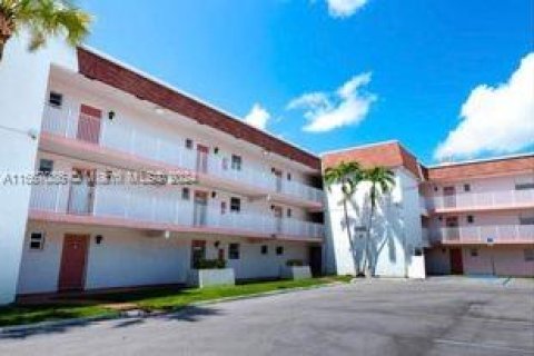 Condominio en venta en Tamarac, Florida, 2 dormitorios, 100.15 m2 № 1381720 - foto 2