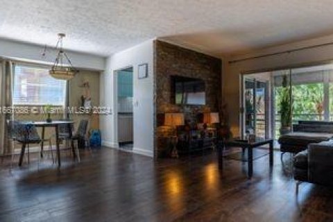 Copropriété à vendre à Tamarac, Floride: 2 chambres, 100.15 m2 № 1381720 - photo 1