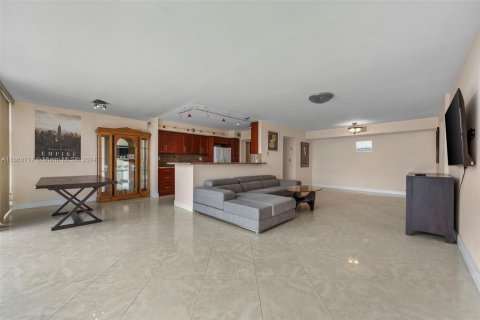 Condominio en alquiler en Hallandale Beach, Florida, 2 dormitorios, 112.41 m2 № 1377337 - foto 3