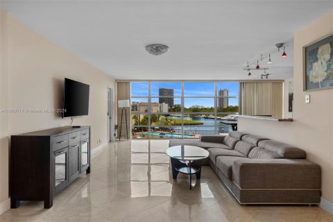 Condominio en alquiler en Hallandale Beach, Florida, 2 dormitorios, 112.41 m2 № 1377337 - foto 1