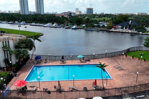 Condominio en alquiler en Hallandale Beach, Florida, 2 dormitorios, 112.41 m2 № 1377337 - foto 13