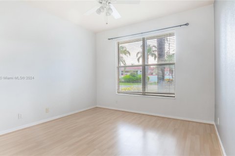 House in Pembroke Pines, Florida 4 bedrooms, 221.66 sq.m. № 1332102 - photo 25