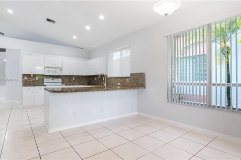 Casa en venta en Pembroke Pines, Florida, 4 dormitorios, 221.66 m2 № 1332102 - foto 11