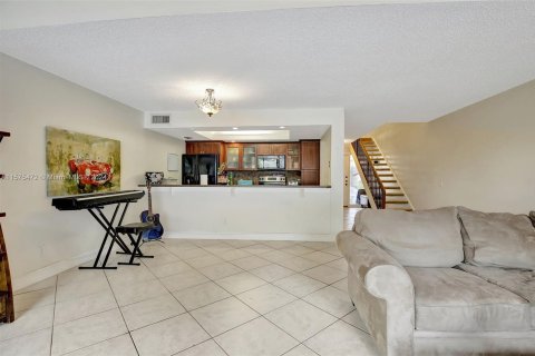 Townhouse in Pembroke Pines, Florida 3 bedrooms, 140.38 sq.m. № 1140949 - photo 18