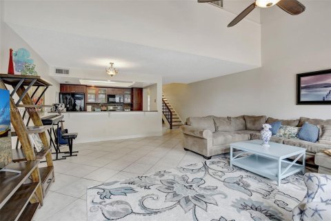 Townhouse in Pembroke Pines, Florida 3 bedrooms, 140.38 sq.m. № 1140949 - photo 16
