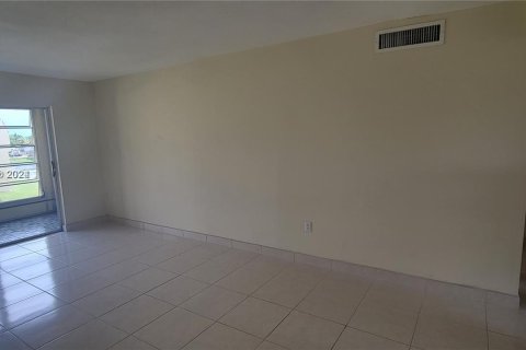 Condo in Sunrise, Florida, 1 bedroom  № 1410676 - photo 2