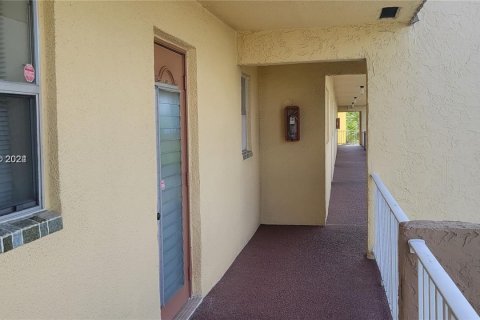 Condo in Sunrise, Florida, 1 bedroom  № 1410676 - photo 11