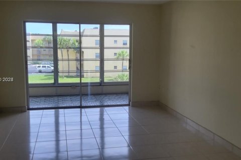 Condo in Sunrise, Florida, 1 bedroom  № 1410676 - photo 3