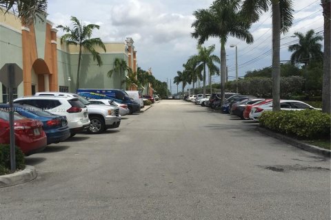 Commercial property in Doral, Florida № 1013401 - photo 3