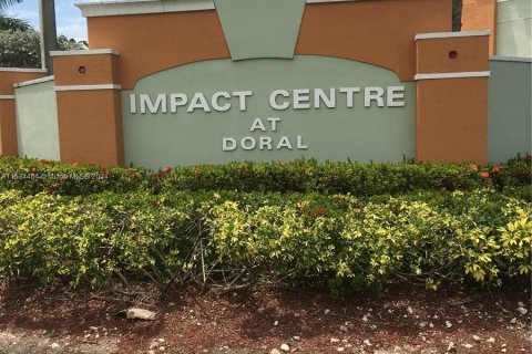 Commercial property in Doral, Florida № 1013401 - photo 1