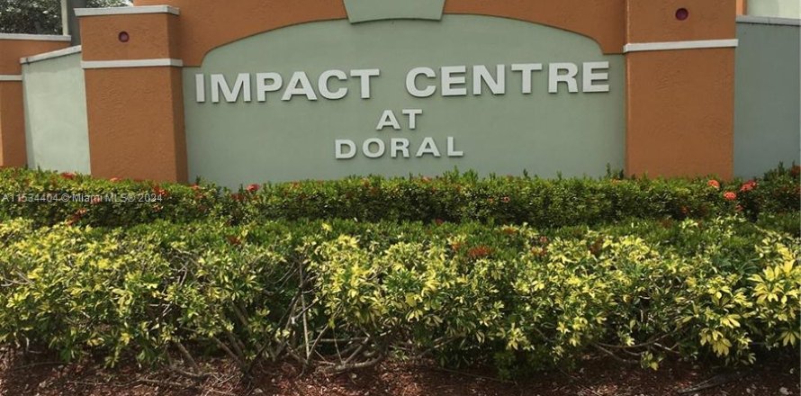 Commercial property in Doral, Florida № 1013401