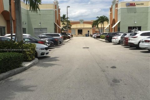 Immobilier commercial à vendre à Doral, Floride № 1013401 - photo 2