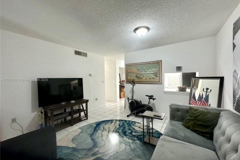 Condominio en venta en Miami Gardens, Florida, 1 dormitorio, 67.82 m2 № 972427 - foto 12