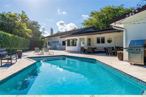 Villa ou maison à louer à Pinecrest, Floride: 5 chambres, 386.01 m2 № 1119139 - photo 1