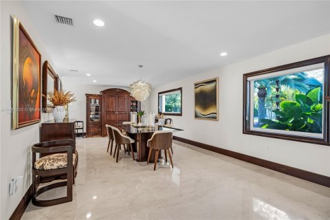 Villa ou maison à louer à Pinecrest, Floride: 5 chambres, 386.01 m2 № 1119139 - photo 11