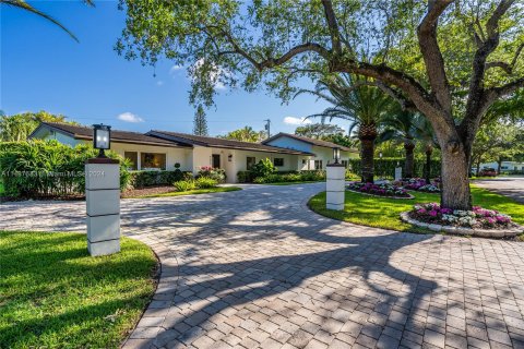 Villa ou maison à louer à Pinecrest, Floride: 5 chambres, 386.01 m2 № 1119139 - photo 4