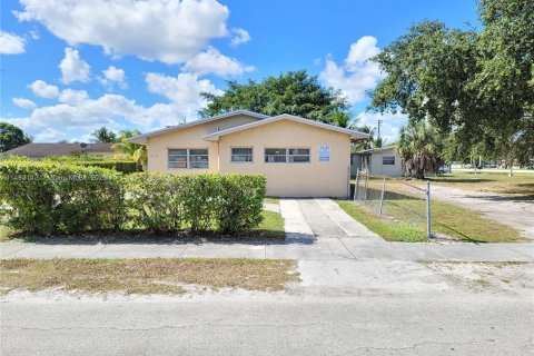 Купить коммерческую недвижимость в Майами-Гарденс, Флорида № 832433 - фото 7