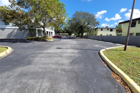 Commercial property in Miami Gardens, Florida № 832433 - photo 6