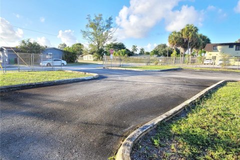 Купить коммерческую недвижимость в Майами-Гарденс, Флорида № 832433 - фото 18