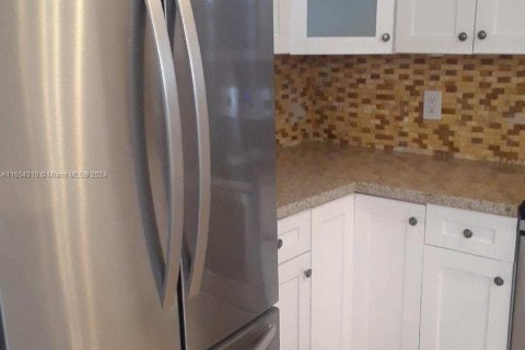 Condo in Hialeah, Florida, 2 bedrooms  № 1348900 - photo 3