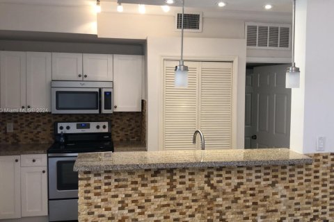 Condo in Hialeah, Florida, 2 bedrooms  № 1348900 - photo 1